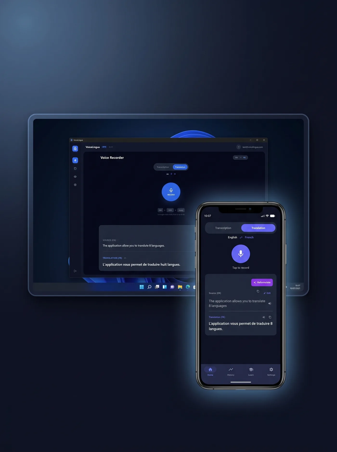 La app VoiceLingua en un PC con Windows 11 y un teléfono Android, con una frase dictada transcrita y traducida